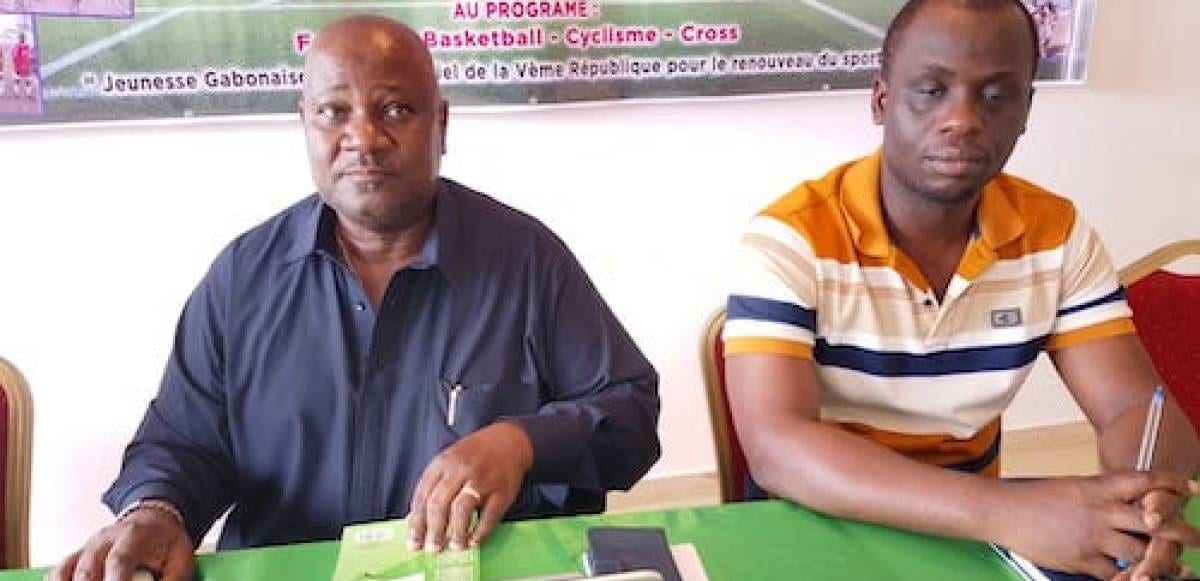 Foule dans un stade gabonais lors d'un match de la Coupe Oloupi