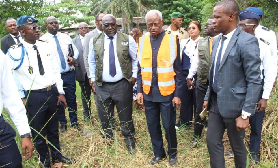 Rue animée d'un arrondissement de Libreville avec commerces et passants