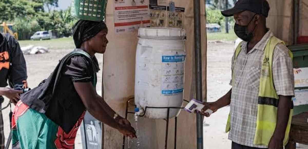 Agents sanitaires effectuant un contrôle à un poste frontalier en zone rurale d'Afrique centrale.