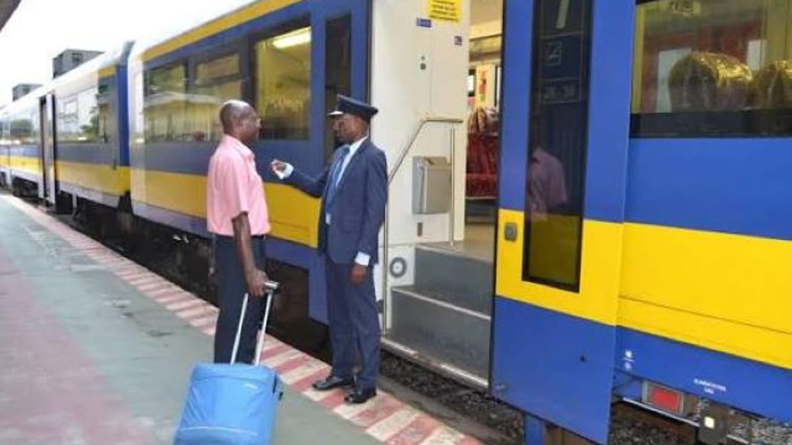 Train du Transgabonais circulant sur la voie ferrée au Gabon