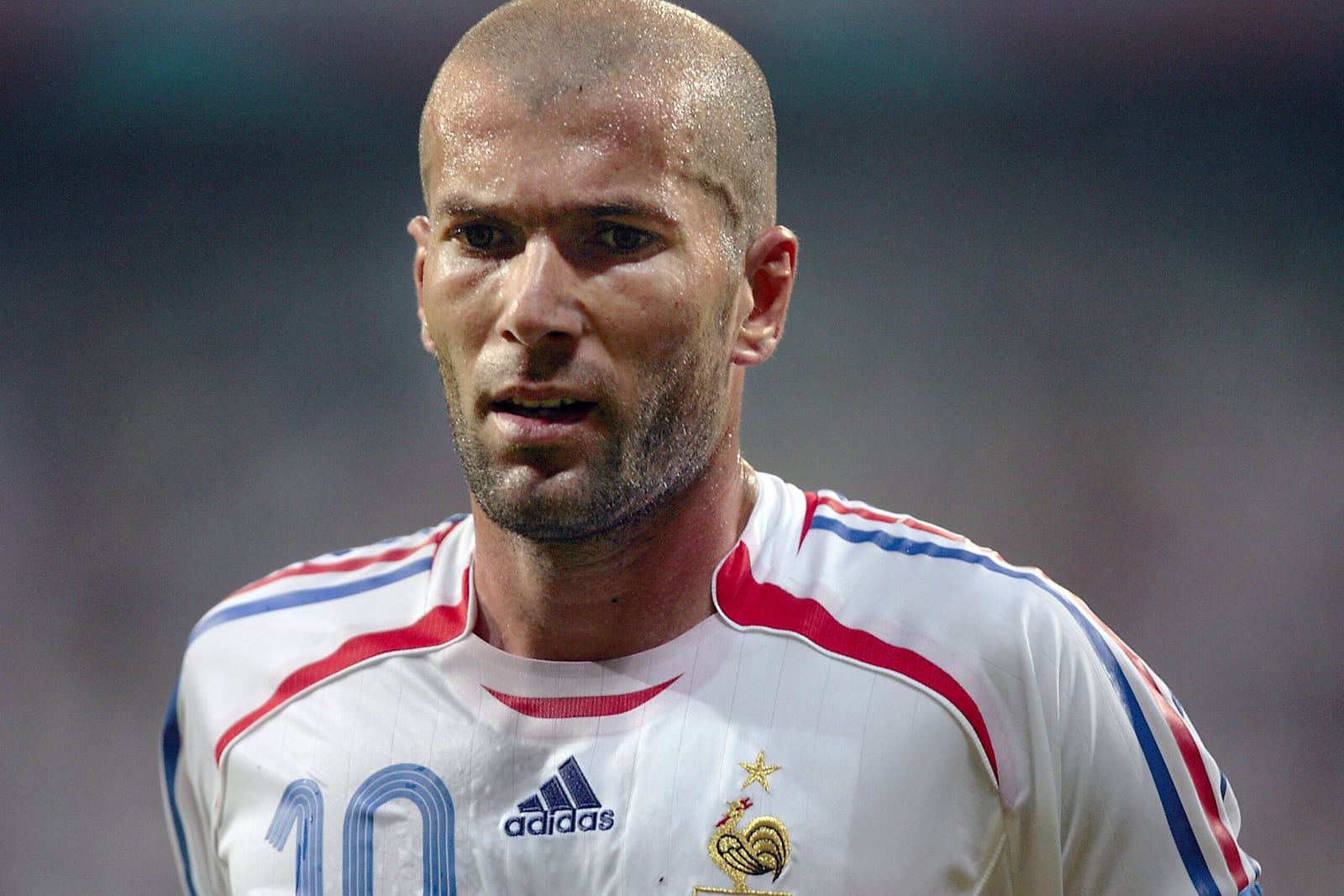 Zinédine Zidane sur le bord d'un terrain de football, en tenue d'entraîneur