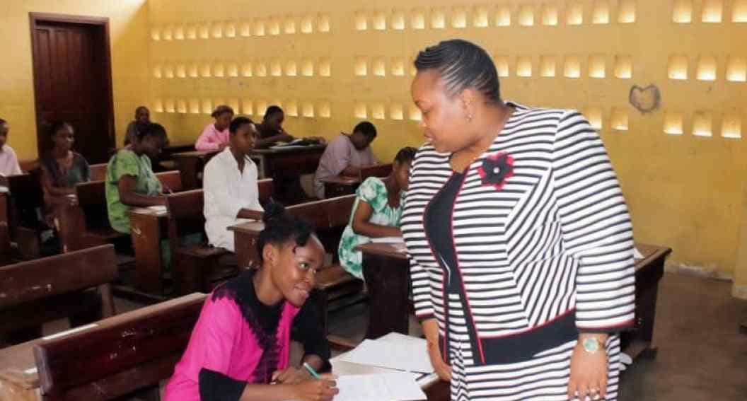 Candidats au baccalauréat gabonais assis en rangs dans une salle d'examen