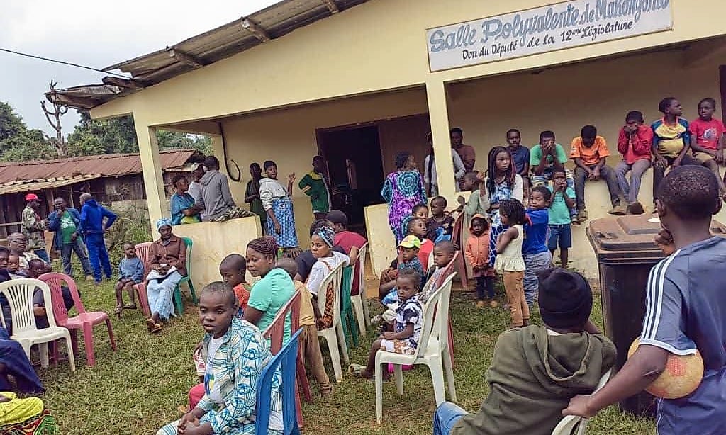 Paysage rural du sud du Gabon avec un bâtiment de santé communautaire