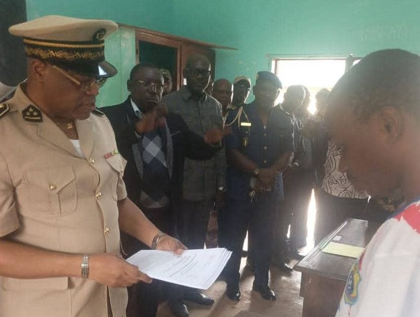 Élèves candidats au baccalauréat entrant dans un établissement scolaire au Gabon