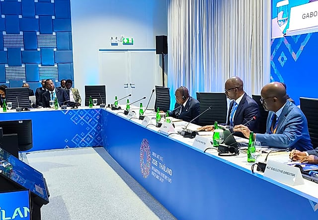 Assemblée annuelle du FMI et de la Banque mondiale avec les drapeaux des pays membres.
