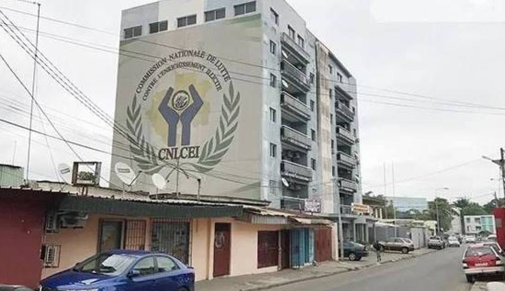 Bâtiments administratifs de Libreville sous un ciel clair