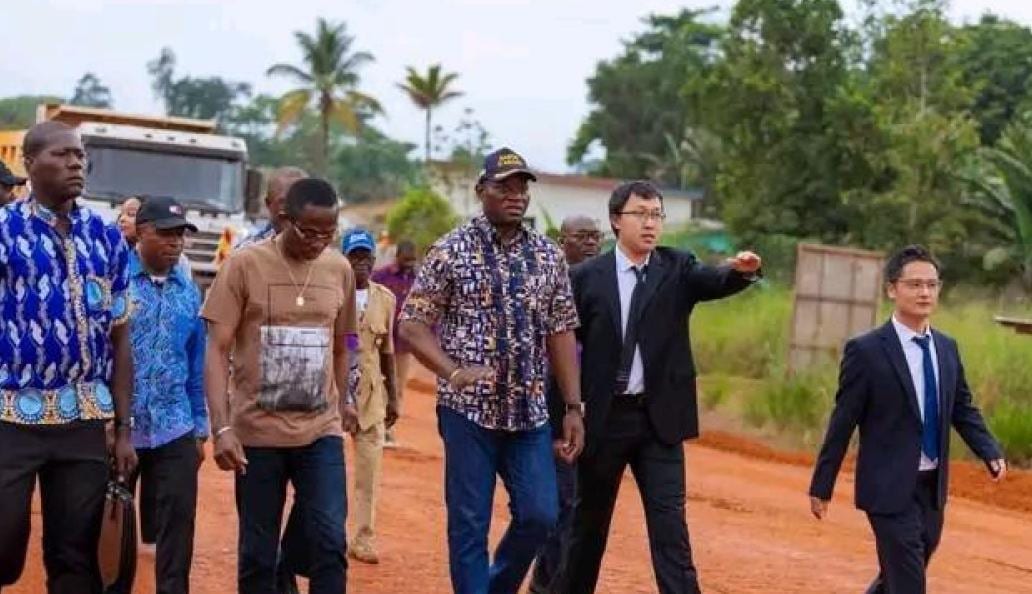 Chantier routier en cours dans la province du Woleu-Ntem, au nord du Gabon.