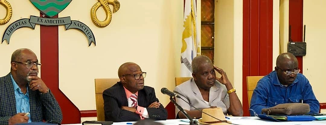 Réunion du Comité national des fêtes de l'Indépendance à Libreville avec des prestataires
