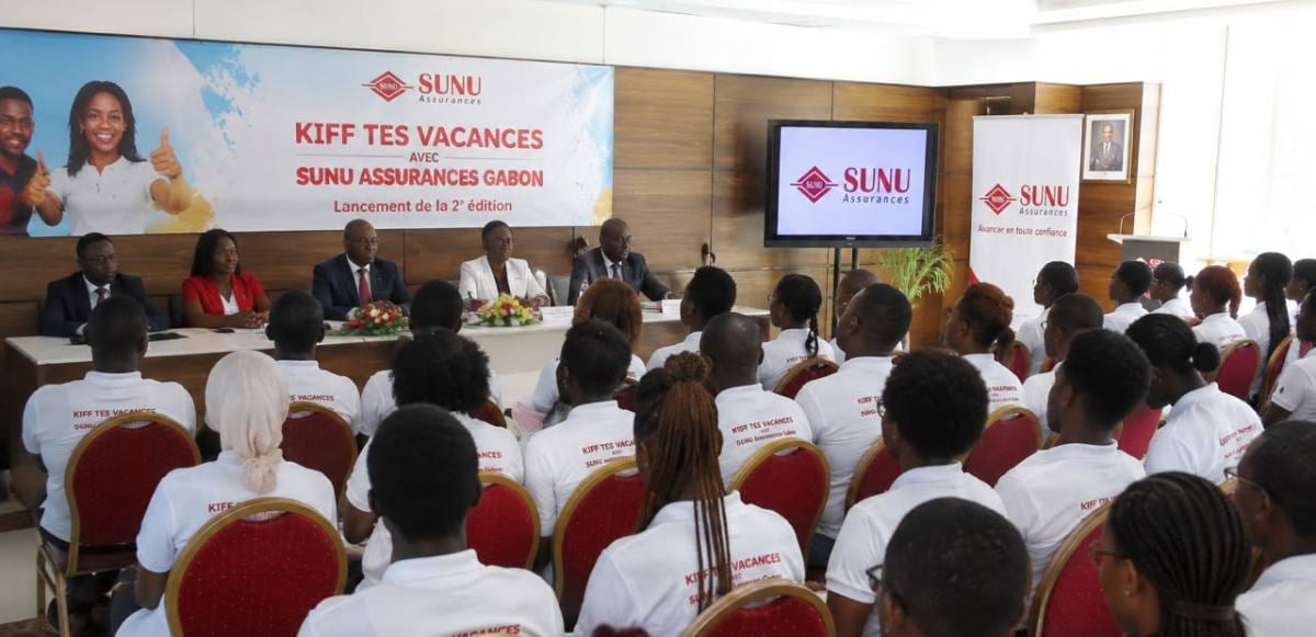 Jeunes participants réunis lors du lancement d'un programme de vacances à Libreville