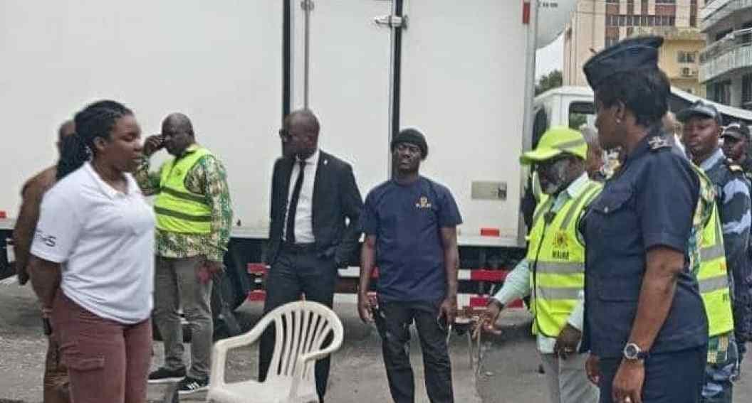 Avenue de Libreville en cours de nettoyage et d'aménagement avant les cérémonies officielles