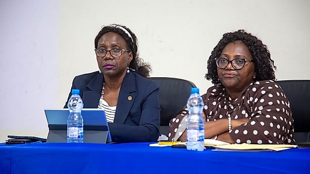 Réunion de travail dans une salle du ministère de l'Enseignement supérieur du Gabon