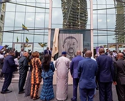 Bâtiment officiel décoré pour une cérémonie d'inauguration au Gabon
