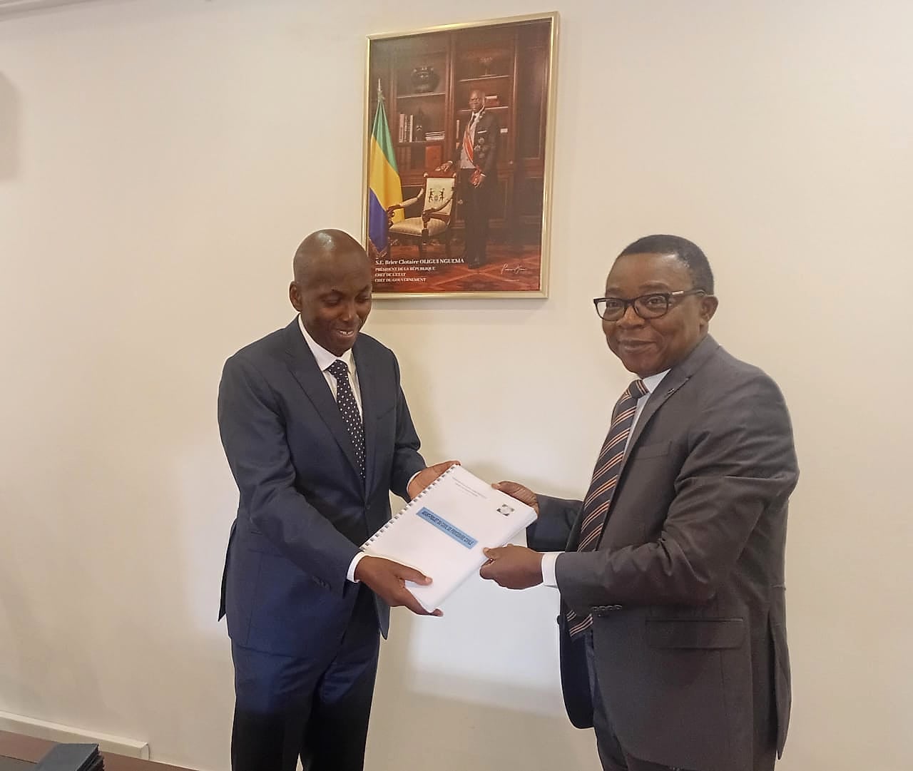 Cérémonie de remise d'un document officiel au ministère de la Justice du Gabon