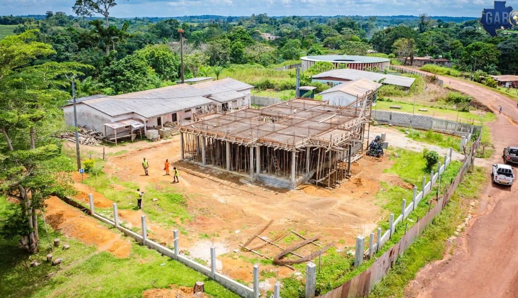 Bâtiment administratif en construction près d'une zone frontalière au Gabon