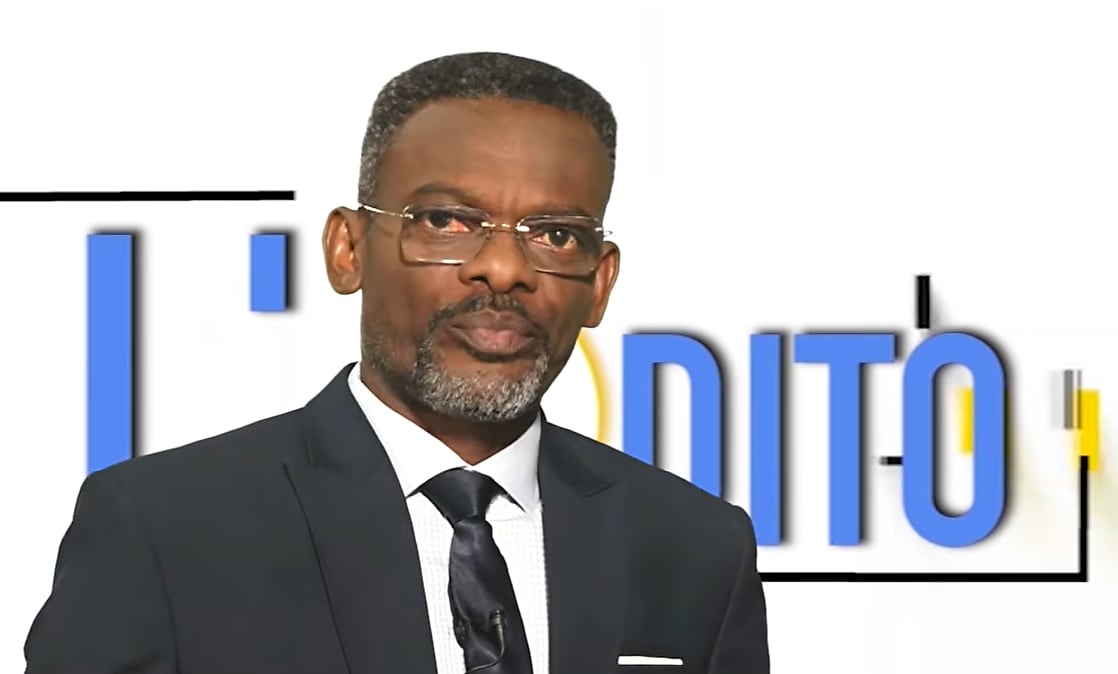 Écran de télévision diffusant un journal télévisé dans un salon.