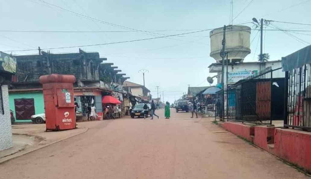 Rue commerçante animée de la ville de Bitam au nord du Gabon