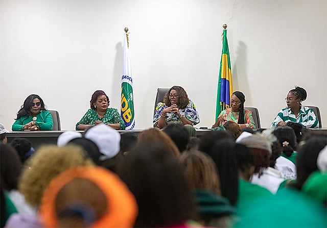 Femmes gabonaises exerçant une activité commerciale sur un marché
