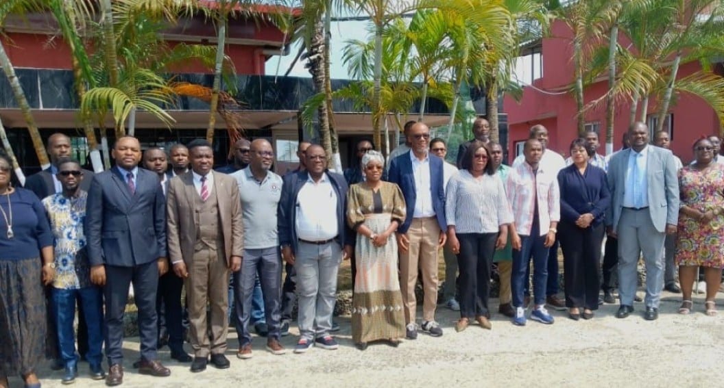 Participants assis en formation dans une salle, ordinateurs et supports pédagogiques visibles