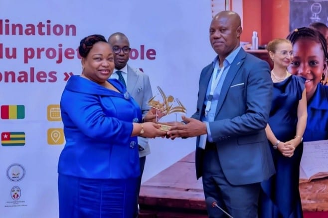 Drapeaux du Gabon et du Sénégal lors d'une rencontre diplomatique à Dakar.