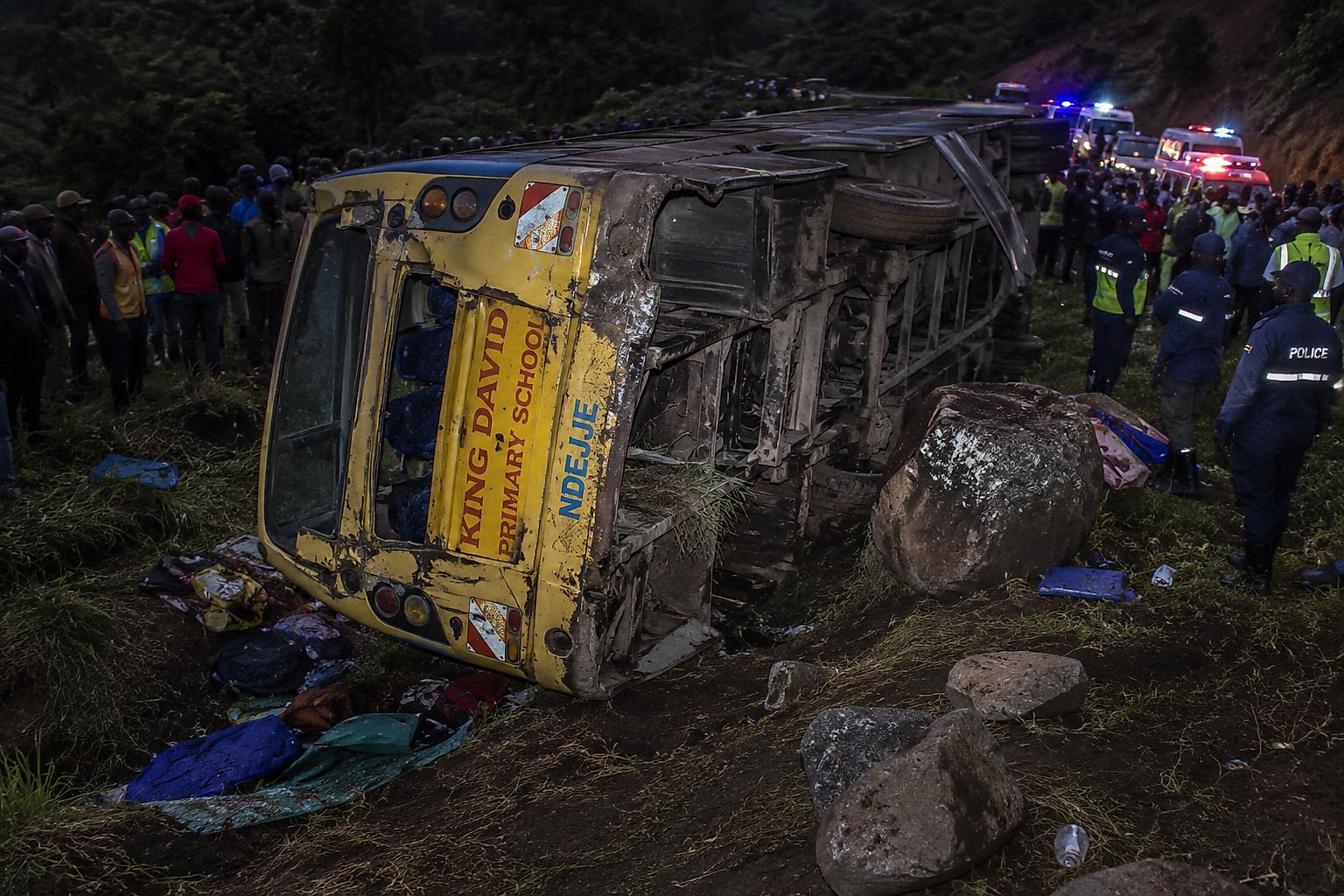 Bus scolaire circulant sur une route rurale, image d'illustration
