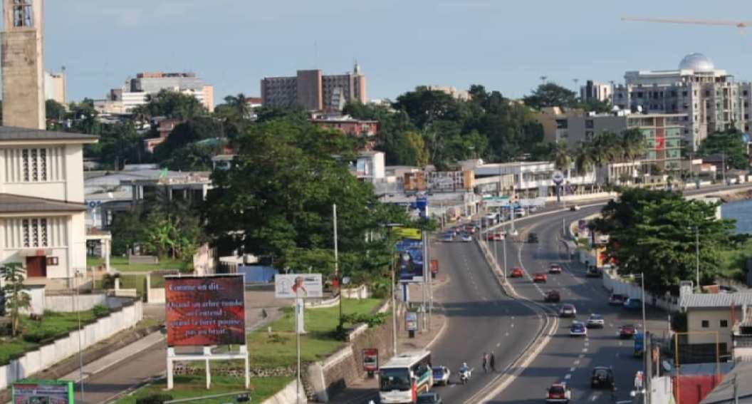 Courbe de croissance économique ascendante illustrant les projections de PIB du Gabon