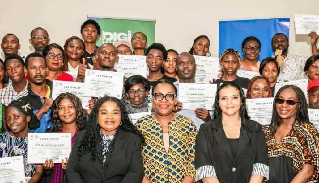 Participants assis devant des ordinateurs lors d'une formation numérique en salle de classe