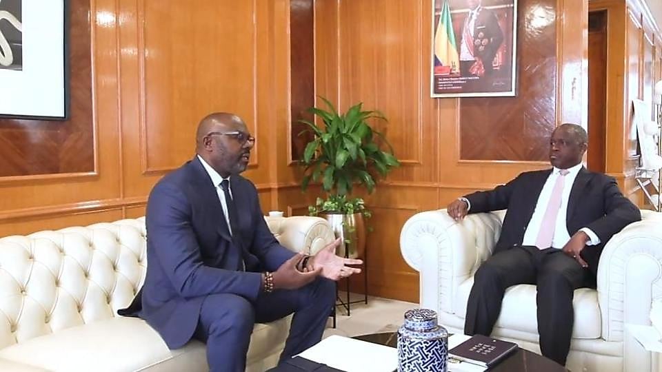 Marché gabonais avec étals de produits alimentaires de première nécessité