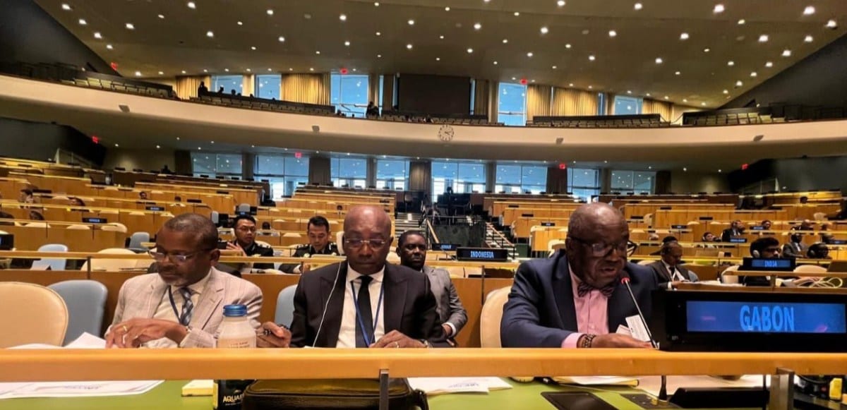 Vue d'une salle de conférence internationale évoquant un sommet des Nations Unies.