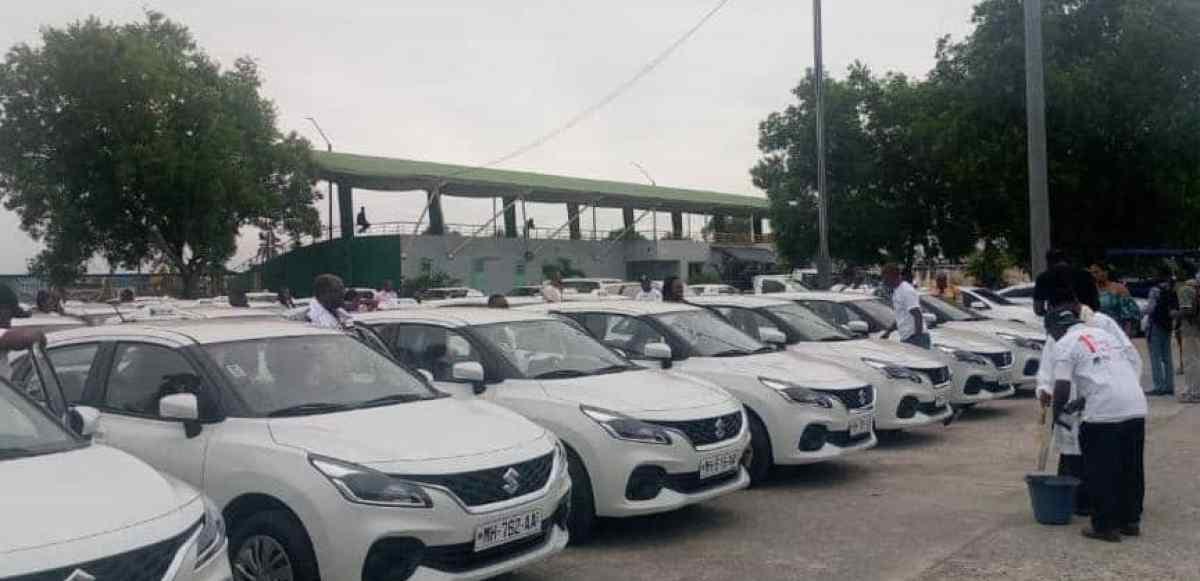 Rangée de taxis neufs de la marque Gab+ garés lors d'une cérémonie officielle