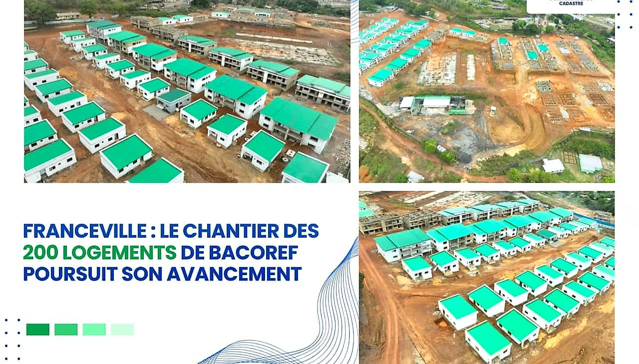 Chantier de construction de logements à Franceville avec grues et fondations visibles.