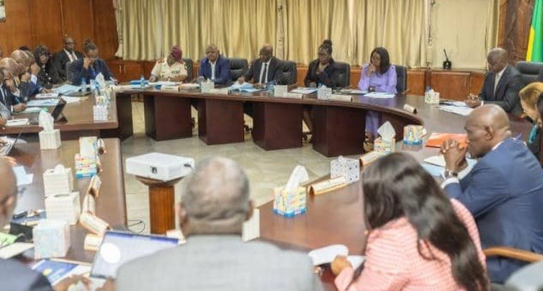 Carte d'assurance maladie et stéthoscope symbolisant la couverture santé au Gabon