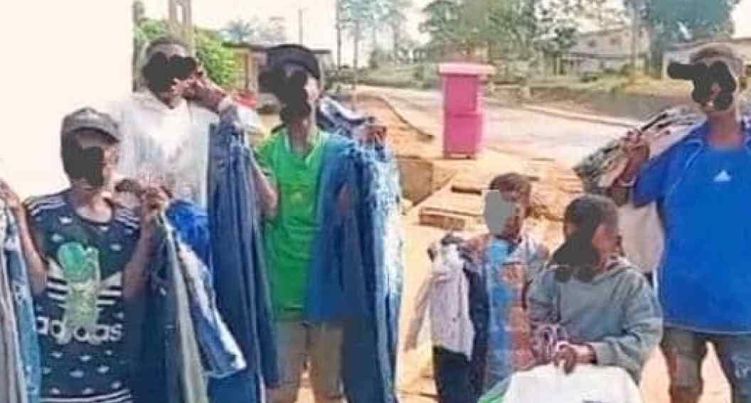 Adolescents vendant des vêtements dans les rues de Tchibanga au Gabon