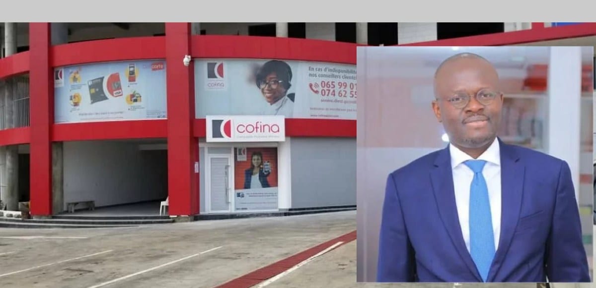 Guichet d'une institution de microfinance avec des clients