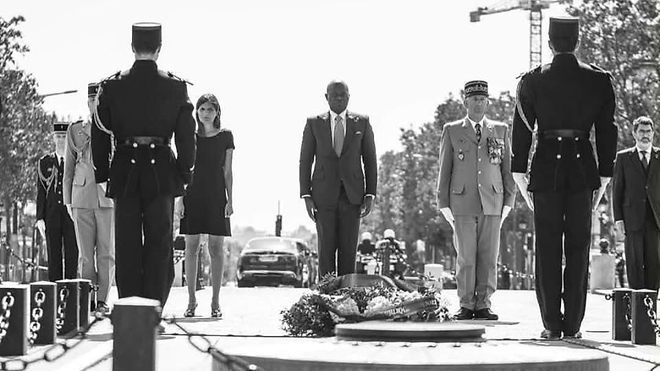 Le président gabonais Oligui Nguema devant la flamme du Soldat inconnu à l'Arc de Triomphe à Paris