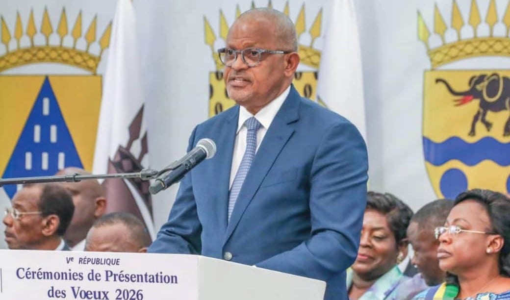 Réunion de dirigeants du patronat gabonais dans une salle à Libreville