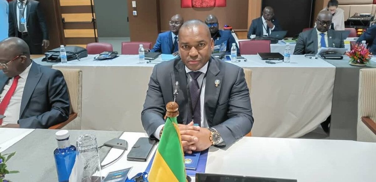 Ministres réunis en session de travail dans une salle de conférence internationale
