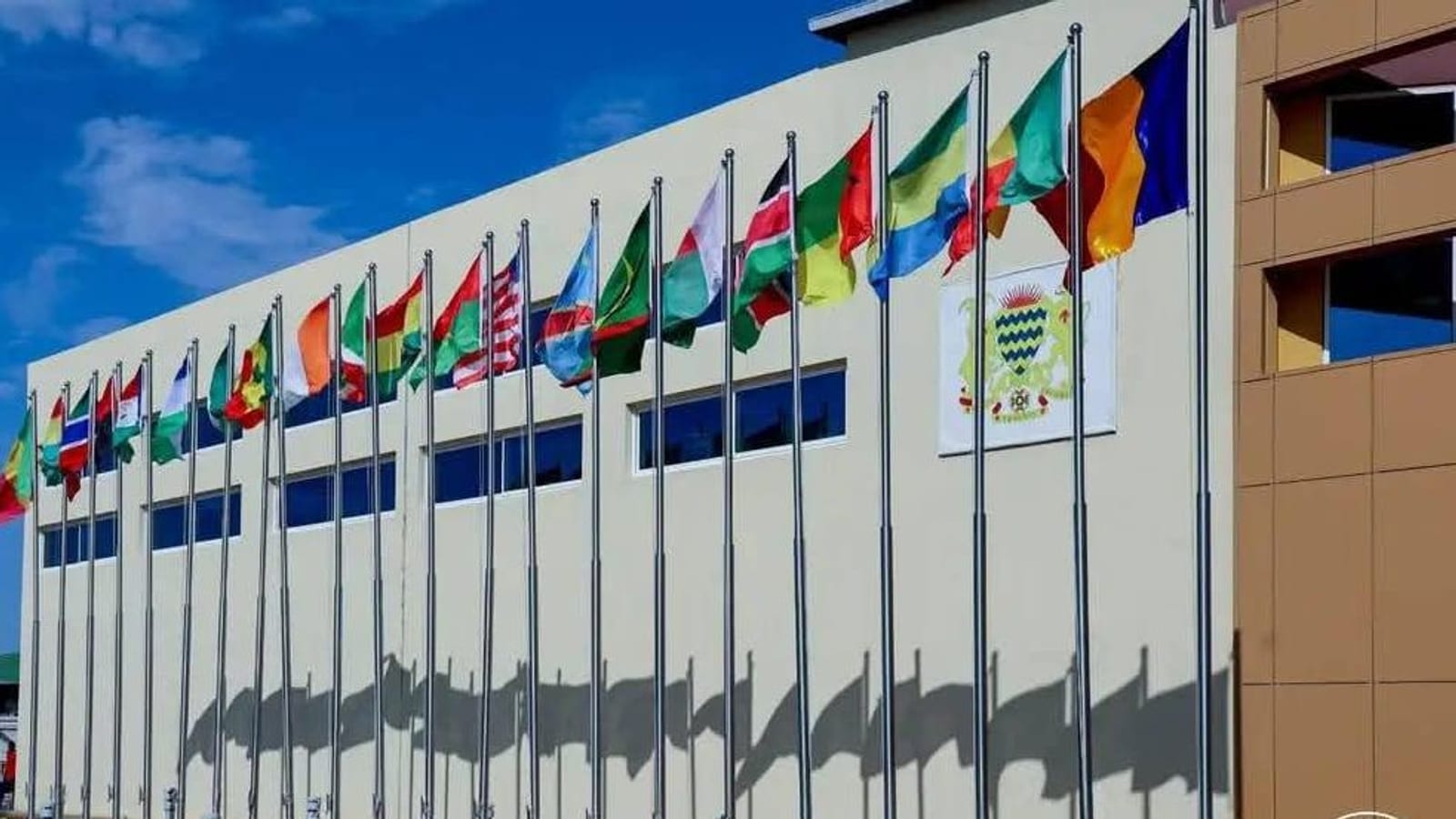 Salle de conférence avec délégations internationales lors d'un forum sur l'eau en Afrique