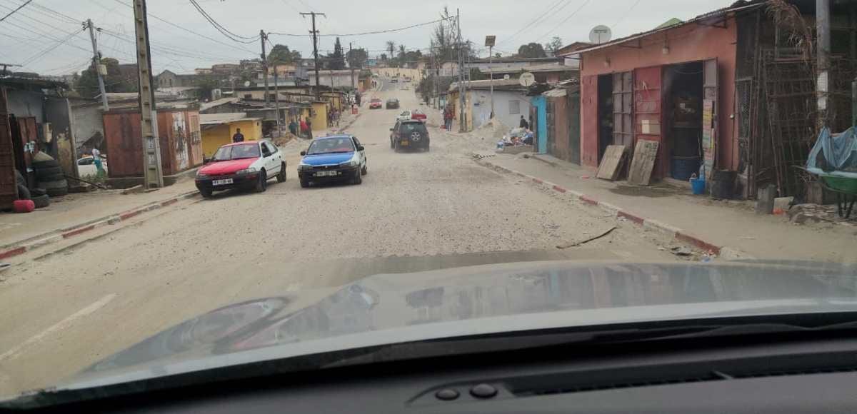 Route urbaine en travaux avec chaussée neuve à Libreville