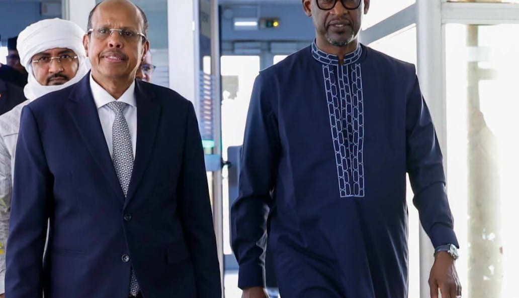 Drapeaux de l'Union africaine et du Mali lors d'une rencontre diplomatique