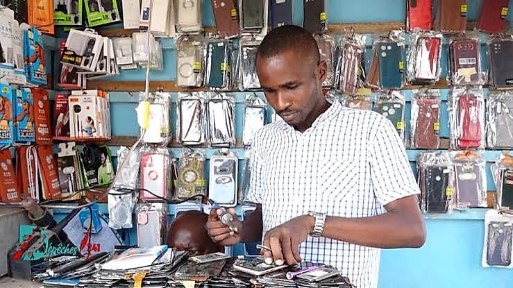 Étal de rue à Libreville avec vendeur gabonais