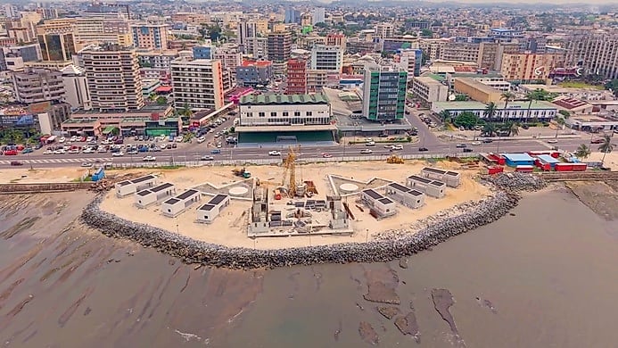 Place de l’Indépendance à Libreville avec le drapeau du Gabon