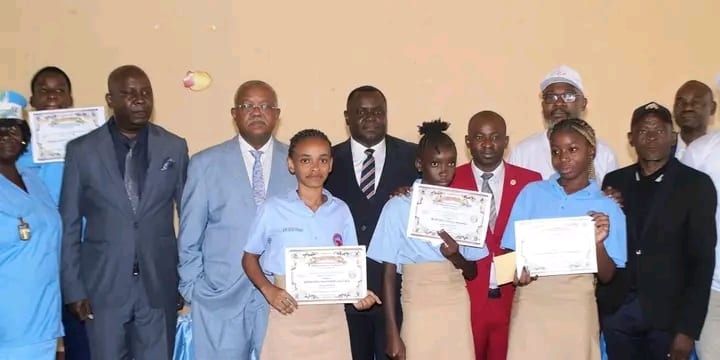 Élèves recevant des distinctions lors d'une cérémonie scolaire au Gabon