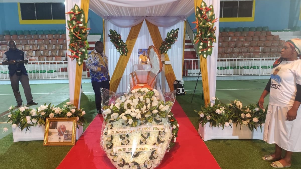 Ballon de football posé au centre d'un stade lors d'un hommage