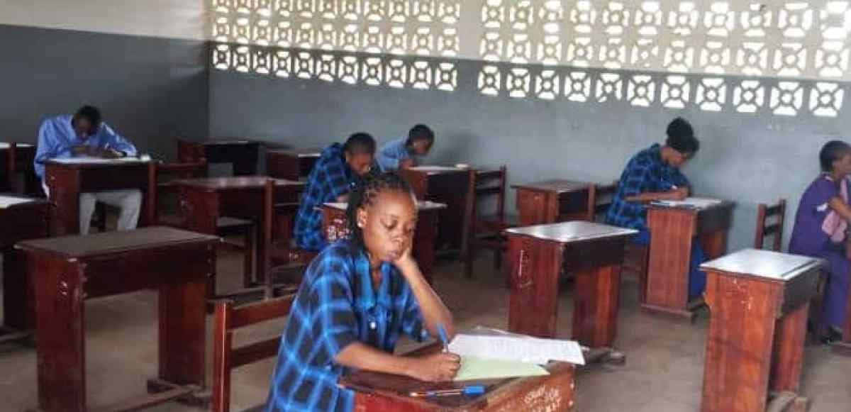Bâtiment du lycée technique de Mouila, au Gabon, sous un ciel dégagé.