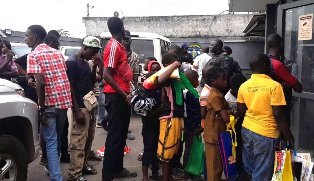 Marché populaire animé à Libreville avec étals et passants