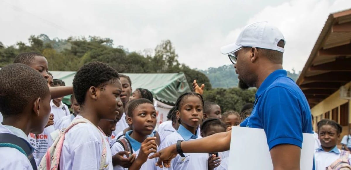 Cour d'un lycée en province gabonaise, symbole du cadre scolaire visé par la campagne de sensibilisation.