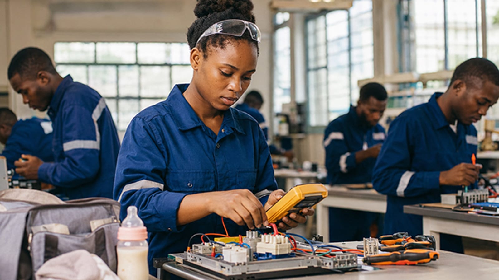 Femme gabonaise regardant des annonces d'emploi dans la rue