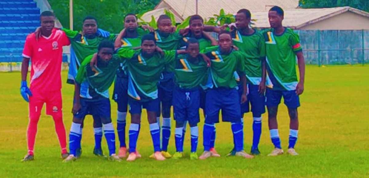 De jeunes joueurs de football lors d'une séance de tirs au but