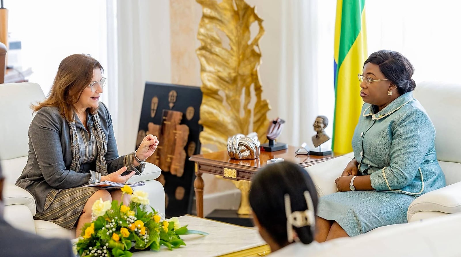 Poignée de main officielle entre une responsable du Sénat gabonais et une représentante de l'UNFPA à Libreville.