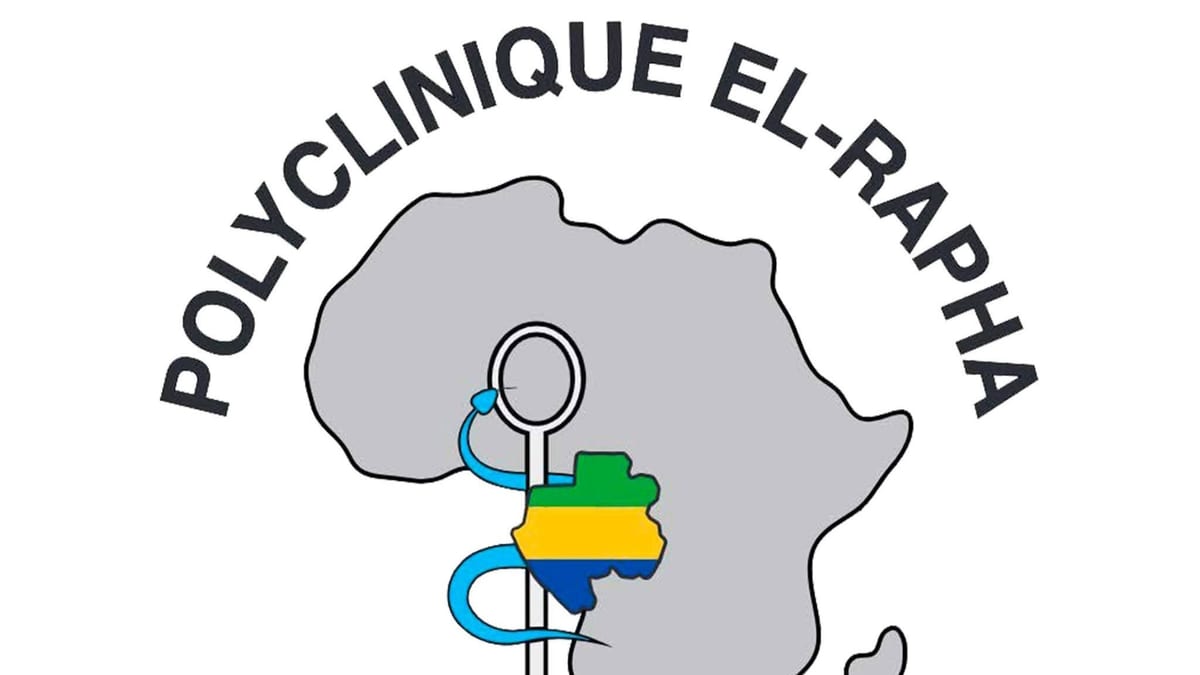 Salle d'attente d'un établissement de santé avec des patients à Libreville